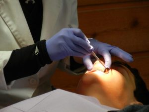 Chirurgien dentiste en pleine action à son cabinet