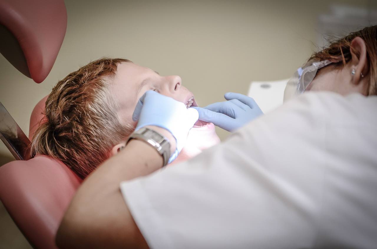 Un dentiste en plein travail